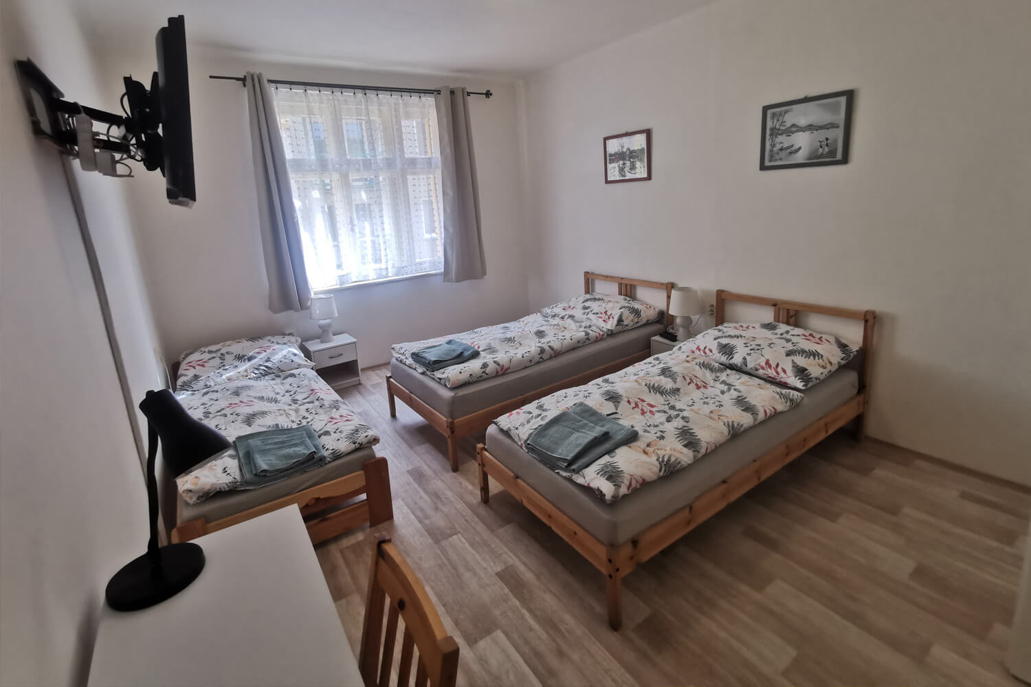 Apartmán se třemi postelemi pohledem od dveří