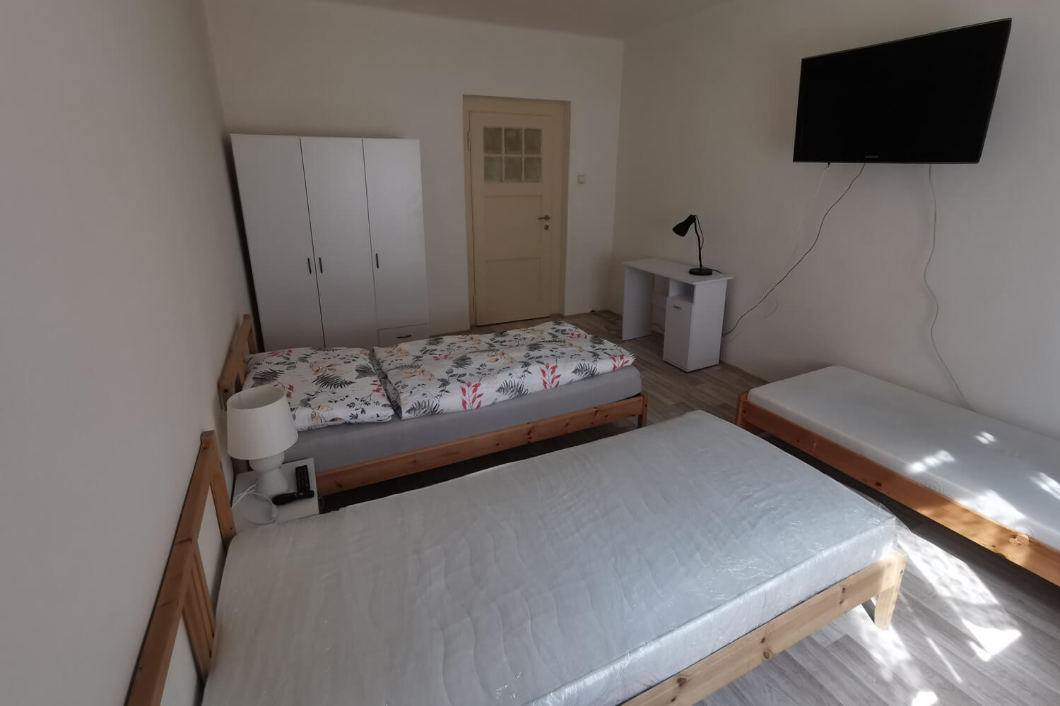 Apartmán se třemi postelemi pohledem od okna